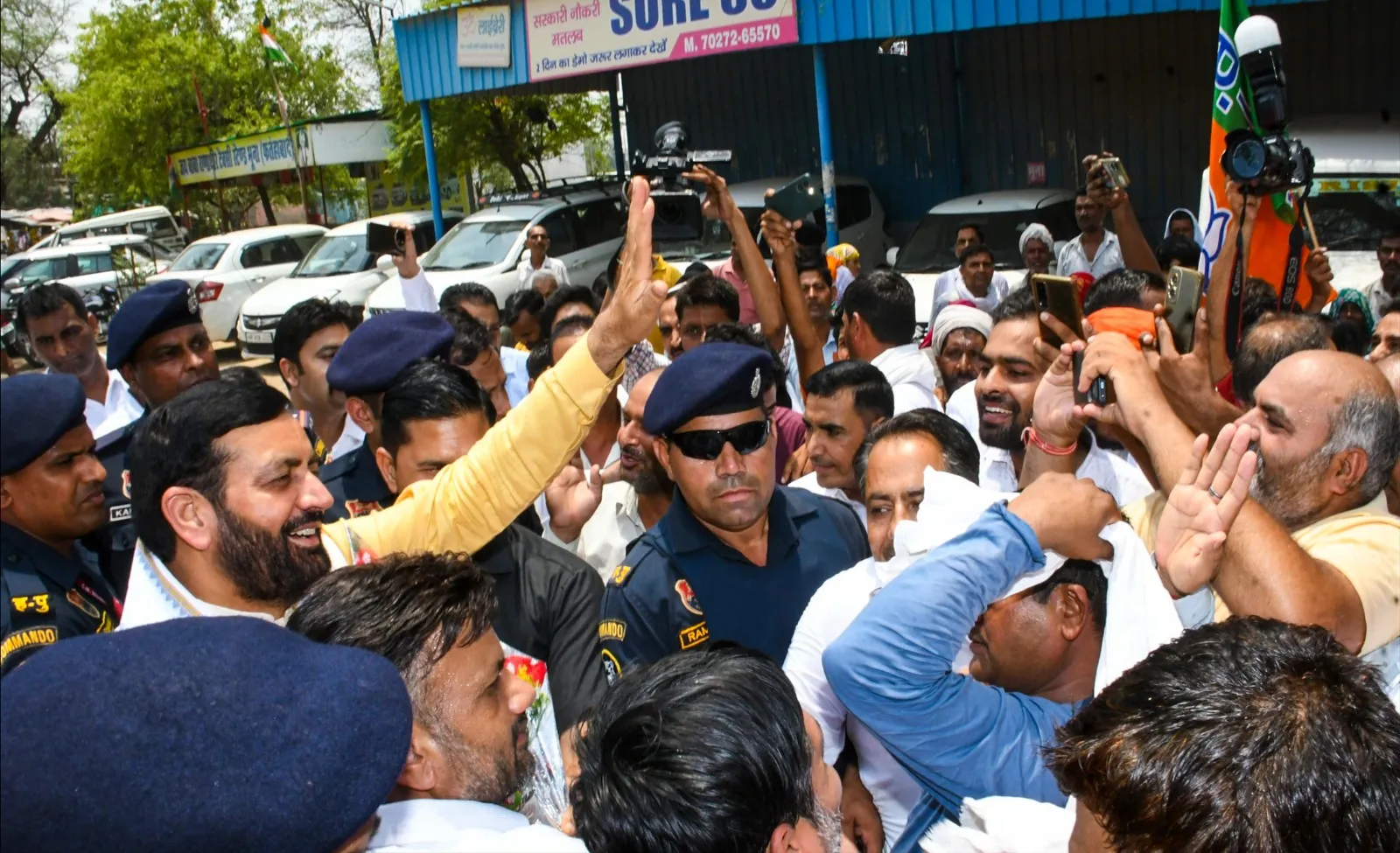 सीएम सैनी के सादे अंदाज़ के कायल हुए ग्रामीण, सीएम ने काफिला रुकवाकर ग्रामीणों का जाना हालचाल, युवाओं ने ली सीएम के साथ सेल्फी